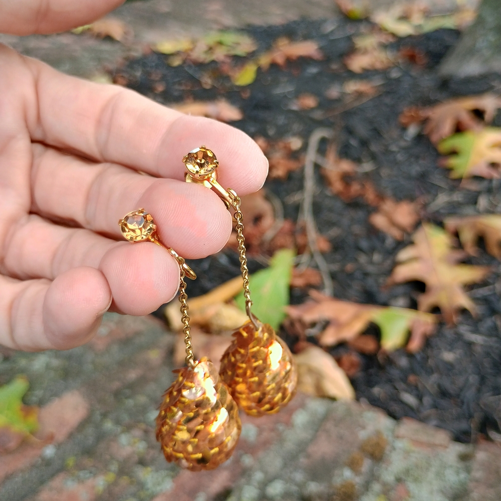 🎥 OLD HOLLYWOOD STYLE 🎥 VTG MCM Gold Sequin Dangle Clip-On Earrings, Regency
